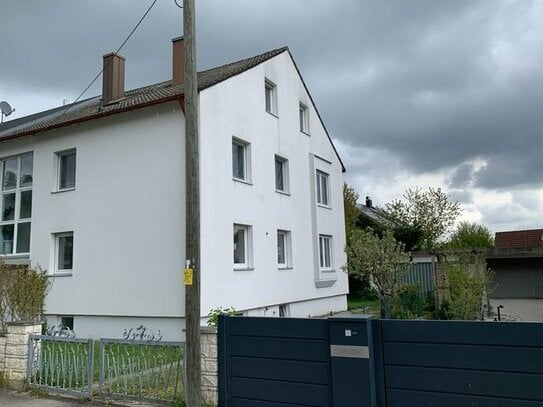 KNIPFER IMMOBILIEN - Gepflegtes 3-Familienhaus in Diedorf-Hausen mit Doppelgarage zum Kauf