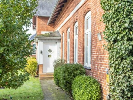 Nahe der Flensburger Förde: Kernsaniertes Landhaus mit 2 Wohneinheiten und Nebengebäude