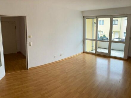 Ruhig gelegene 3 Zimmer Wohnung *Wannenbad *EBK *Laminat *Außenjalousien *Fußbodenheizung *Stellplatz *Balkon *Keller