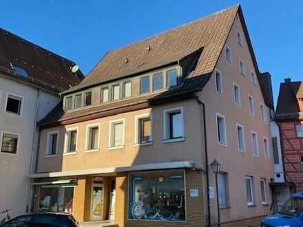 Miet-ERTRAGS-Haus in Hersbruck am MARKTPLATZ; Wohnen & Geschäfte; voll vermietet, MietRendite ca. 5,8%