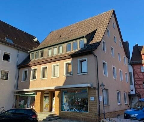 Miet-ERTRAGS-Haus in Hersbruck am MARKTPLATZ; Wohnen & Geschäfte; voll vermietet, MietRendite ca. 5,8%