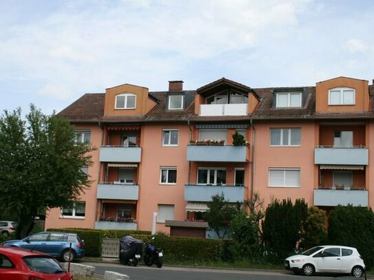 Ohne Makler: Stilvolle, gepflegte 3,5-Zimmer-Wohnung mit Einbauküche, Loggia in Oberasbach