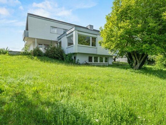 Extravagante Architektur - Eindrucksvolles Wohnhaus mit traumhaftem Gartengrundstück in Altshausen