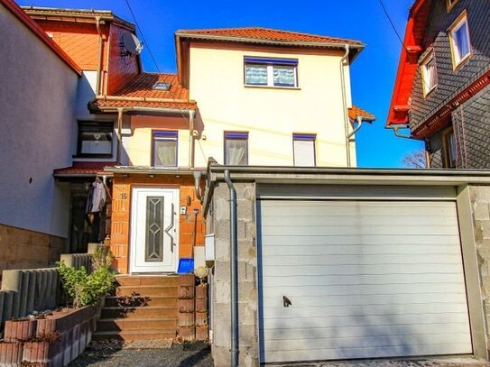 Einfamilienhaus mit Garage, Terrasse und kleinem Grundstück