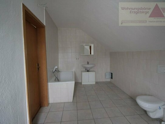 2-Raum-Dachgeschoss-Wohnung in zentraler Lage von Oelsnitz!