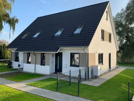 Neubau Doppelhaushälfte ca. 100m² Wfl., KfW-55 inkl. ca. 280 m² Grundstück in Ahrensbök