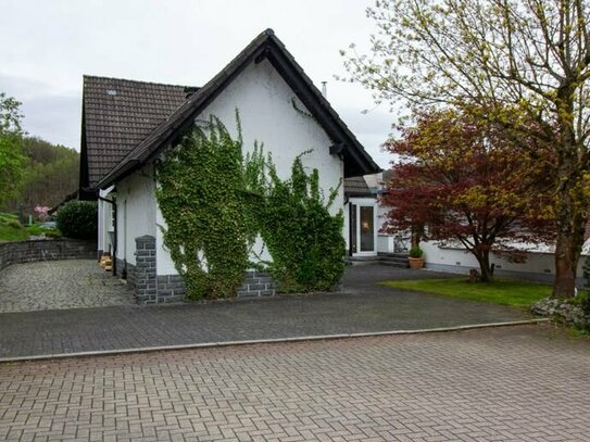 Urlaub in den eigenen vier Wänden: Großes Einfamilienhaus mit Pool und tollem Ausblick in Werdohl!