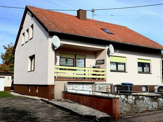 +++m-h-Immobilien: Zweifamilienhaus mit viel Platz in sonniger Lage | großes Grundstück+++