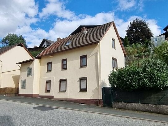 Ernsthausen bei Weilmünster: Gepflegtes Einfamilienhaus mit Garagen im Nebengebäude