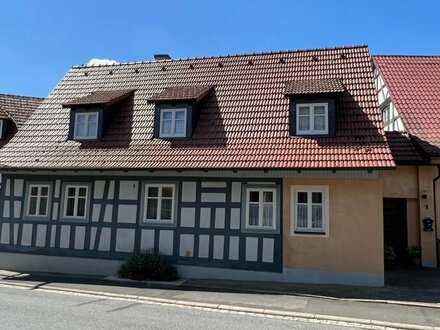 Ein Schmuckstück auf dem Land - Hübsches Fachwerkhaus mit zwei Garagen und schönem Garten