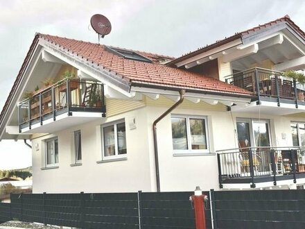 Neuwertiges Zweifamilienhaus mit Garage und Stellplätzen - ruhige Lage von Oberstaufen zu verkaufen