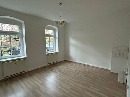 Gemütliche 2-Zimmer mit Balkon, Laminat und offener Küche in ruhiger Lage!