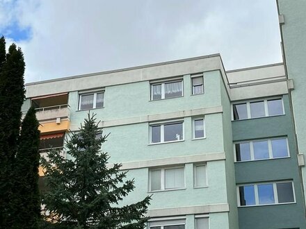 Wie ein Penthouse- Oberste Etage!! Gepflegte 4 Zimmer-Wohnung mit Aufzug, 2 Bädern und Garage in ruhiger Randlage von W…