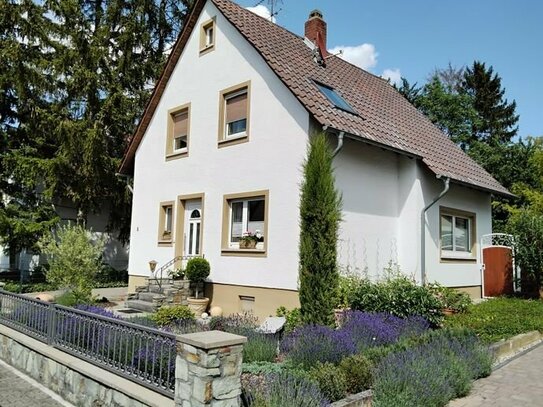 Freistehendes Einfamilienhaus in Harxheim mit großem Garten/Bauplatz, keine Maklerprovision