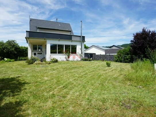 Traumhaftes Einfamilienhaus mit Blick auf das Mühlheimer Schloss auf großem Grundstück!