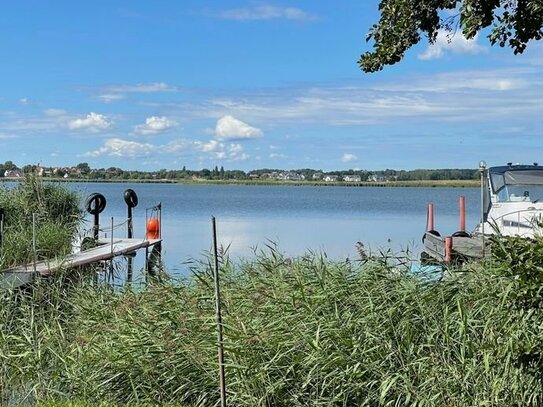 Ihr Haus am See! Idyllisches Seegrundstück mit eigenem Steg am malerischen Achterwasser!