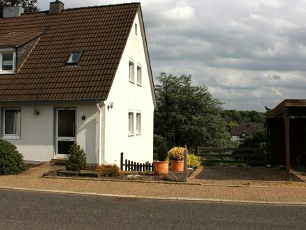 Charmante Doppelhaushälfte in beliebter Lage inklusive Baugrundstück