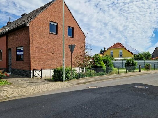 großes Wohnhaus mit Garten, Garage, Innenhof, Nebengebäude und befahrbarem Grundstück in Oberzier
