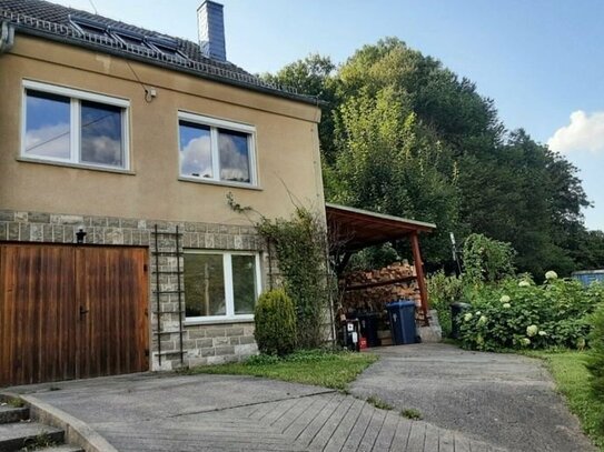 Ausgebaute Doppelhaushälfte mit großem Garten in ruhiger Ortslage zu verkaufen.