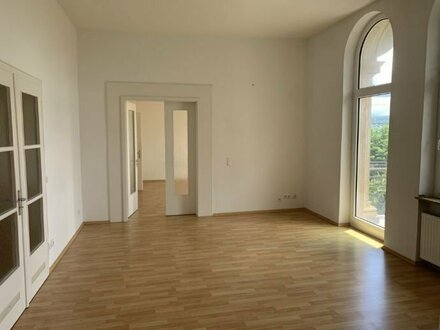 Röpke + Partner Immobilien: Für maximal 3 Personen: Modernisierte Altbauwohnung mit hohen Räumen - auch als Wohnbüro od…