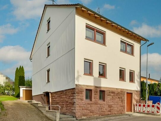 Charmantes Zweifamilienhaus mit großem Garten und Potential zur Modernisierung in Birkenfeld-OT