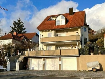 Exklusives Wohnhaus mit Fernblick, große Einliegerwohnung, drei Garagen, sonnige, ruhige Hanglage - Eibelstadt