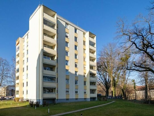 Sonnenbalkon, idyllischer Würmkanalblick und Fernwärme!