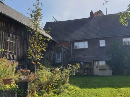 Bauernhaus mit Scheune und Teich in idyllischer Lage