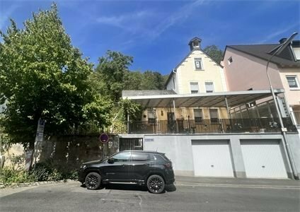 Einfamilienhaus mit zweitem, (noch) unbebautem anliegendem Baugrundstück. Beide Grundstücke mit großer Hangfläche in se…