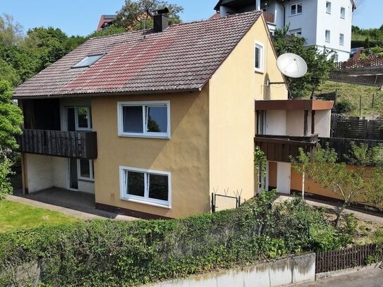 Ein-/Mehrfamilienhaus mit Garage und Garten