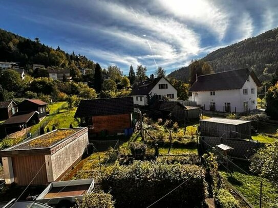 Ein schönes Haus (DHH) mit Garten in ruhiger Lage in Calmbach