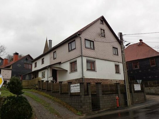 Einfamilienhaus mit Garage und Nebengebäude im Ortskern