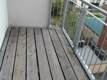 2-Zimmerwohnung - Laminat/Balkon/ Bad mit Wanne und Fenster