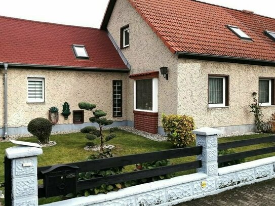Karow: Doppelhaushälfte mit 100 m² 4 -Zimmer plus Veranda, Garage und gepflegtem Garten!