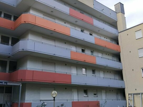 Ingolstadt, zentrumsnah: Gemütliche Wohnung mit Balkon! Sofort bezugsfrei! Fernwärme! KFZ-Platz in Parkhaus inklusive!