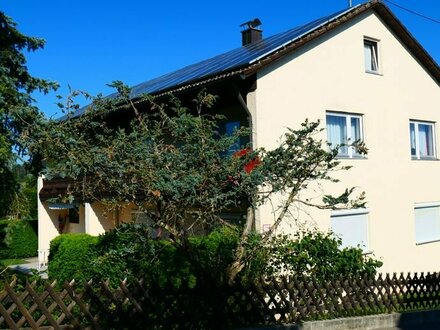 Freistehendes Einfamilienhaus (aktuell 2 Wohneinheiten) in ländlicher Lage mit 3 Garagen und PV-Anlage!