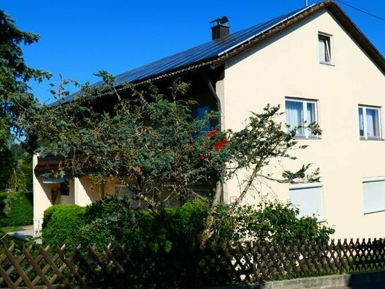 Freistehendes Einfamilienhaus (aktuell 2 Wohneinheiten) in ländlicher Lage mit 3 Garagen und PV-Anlage!