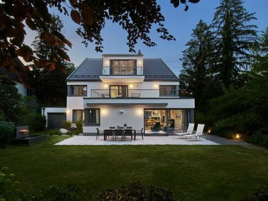 Geräumige Architekten-Villa von 2023 mit Lift, Tiefgarage und Spa-Bereich