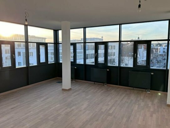 Lichtdurchflutete 3 Zi-Wohnung mit Blick über die Stadt