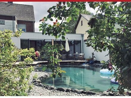 Mehr Wohnen geht nicht: Kernsaniertes Einfamilienhaus mit Loft und großem Schwimmteich in Sindorf