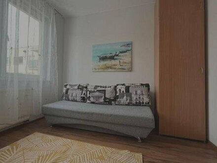 Exklusive, geräumige 2-Zimmer-Wohnung mit Balkon und EBK in Berlin