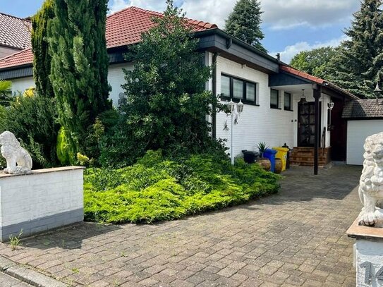 Bungalow mit Atrium und großem Garten