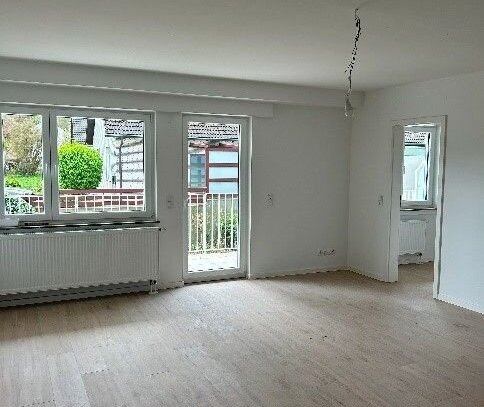 Erstbezug nach Modernisierung von lichtdurchfluteter geräumiger EG-Wohnung (2 ZKDB) mit großem Süd-Balkon