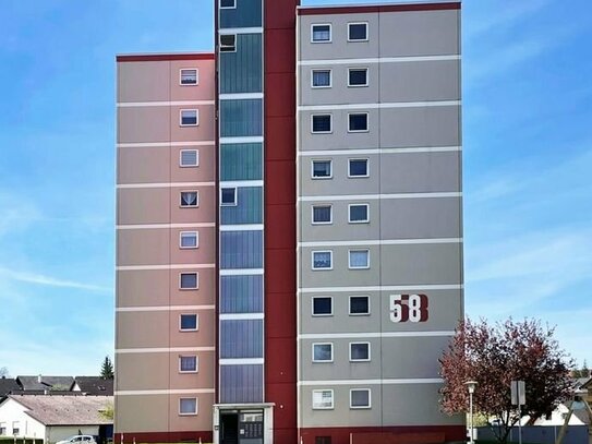 Modernisierte Drei-Zimmer-Wohnung mit Balkon und Garage