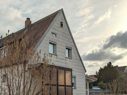 Charmante kleine Doppelhaushälfte mit Wintergarten, in beliebter Wohnlage von Nürnberg-Gebersdorf. Heizung etc. bereits…