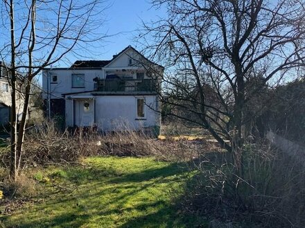 Eingewachsenes Grundstück mit Zweifamilien-/Doppelhaus in zentraler Lage