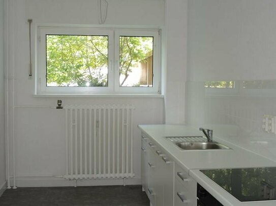 Reserviert! Schön geschnittene 4-Zimmer Wohnung + Souterrain + Einbauküche + Balkon + provisionsfrei