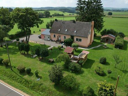 Schönes, freistehendes Einfamilienhaus auf tollem Grundstück, mit Doppelgarage und Werkstatt zu verkaufen!