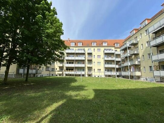 SCHICKE DACHGESCHOSSWOHNUNG MIT GUTEM SCHNITT Am Puls der Stadt und nahe der Elbe.