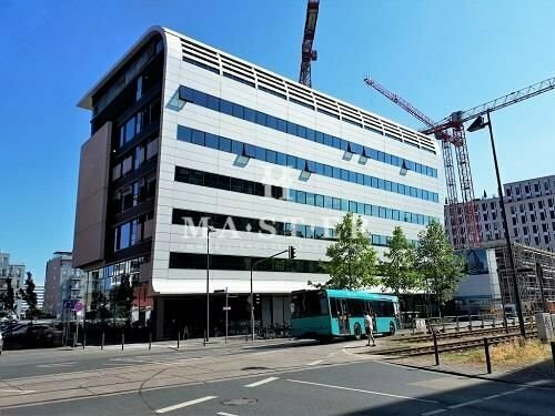 Bürofläche mit Blick auf den Main am Westhafen